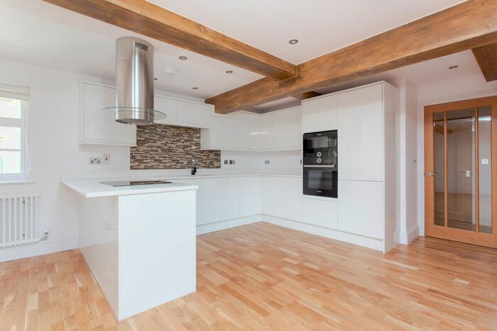 2 Bedroom Flat To Rent In Welmar Mews, London, SW4