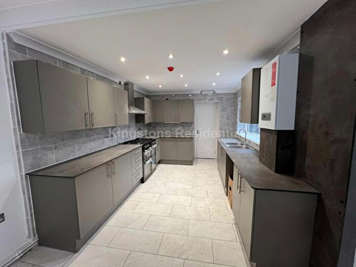 7 Bedroom End Of Terrace House To Rent In Modern Bedroom Property In Angus Street, CF24