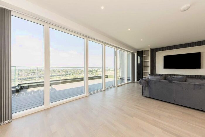 3 Bedroom Flat To Rent In Greenleaf Walk, Southall, UB1