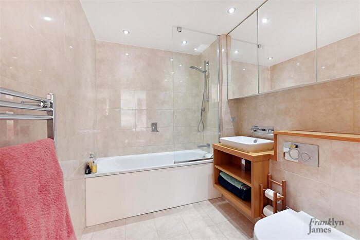 2 Bedroom Apartment For Sale In St. Annes Street, London, E14