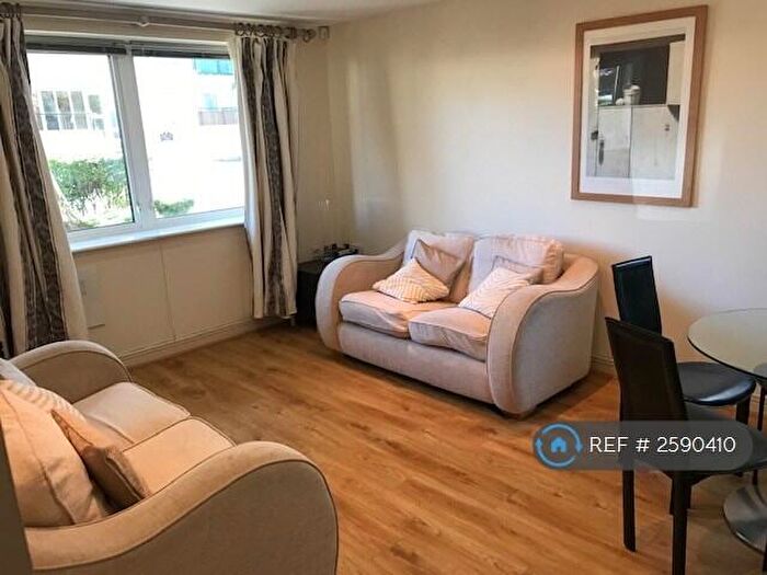 3 Bedroom Flat To Rent In Newport, London, E14