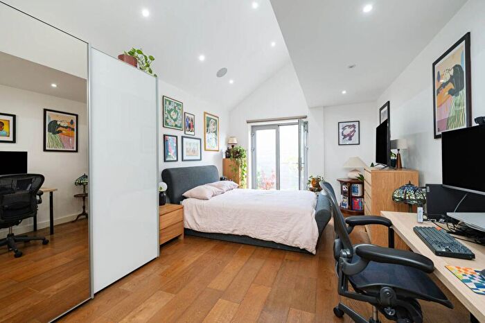 3 Bedroom Maisonette For Sale In Oasis Court, Mile End Road, Tower Hamlets, London, E1