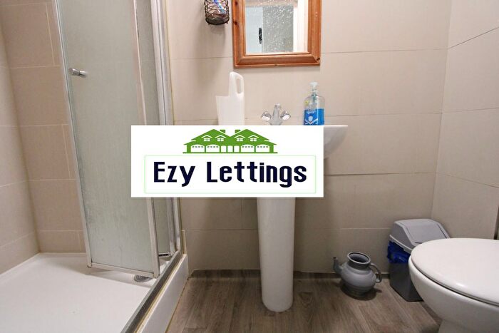 2 Bedroom Flat To Rent In Battersea Park Road, Battersea, SW11