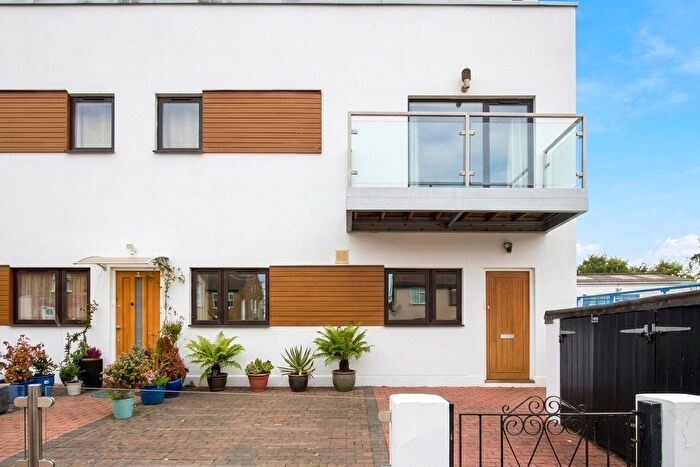 3 Bedroom Flat For Sale In Fallsbrook Road, Furzedown, SW16