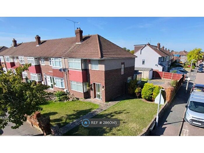 3 Bedroom End Of Terrace House To Rent In Roundmoor Drive, Waltham Cross, EN8