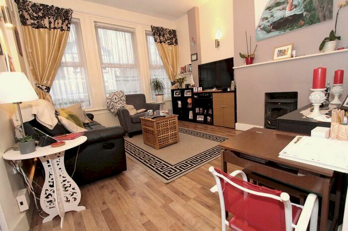 2 Bedroom Property To Rent In Woodside Road, London, N22