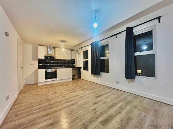 4 Bedroom Flat To Rent In Undine Street, SW17