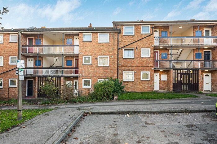 1 Bedroom Flat For Sale In Lower Queens Road, Buckhurst Hill, IG9