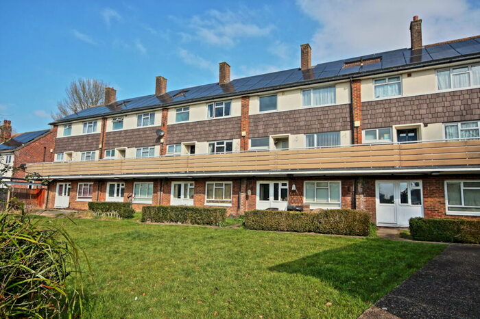 3 Bedroom Flat To Rent In Knaphill, Woking, GU21