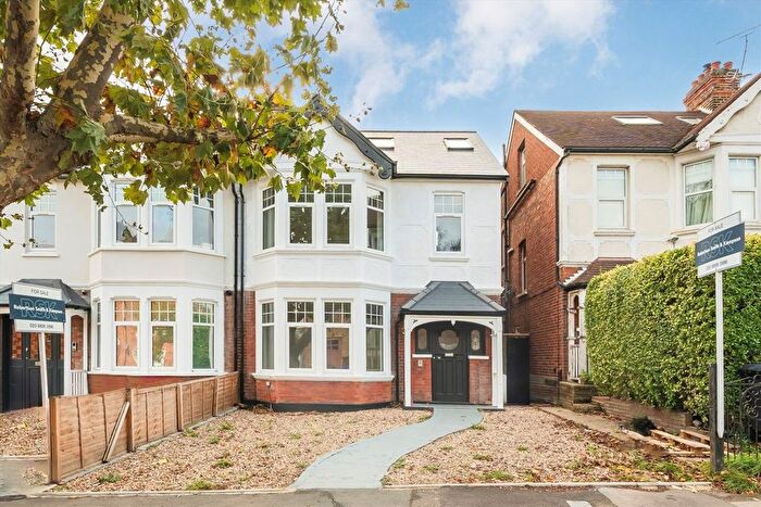 1 Bedroom Flat For Sale In Lynton Road, Acton, W3