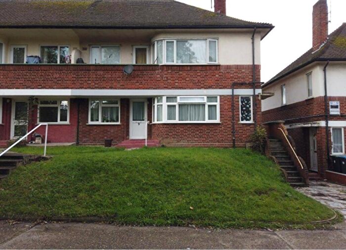 2 Bedroom Apartment To Rent In Bowes Road, London, N13