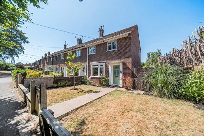 2 Bedroom End Of Terrace House For Sale In Beesfield Lane, Farningham, Kent, DA4