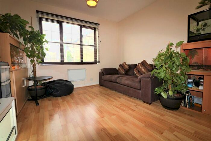1 Bedroom Flat To Rent In Celedon Close, Grays, RM16