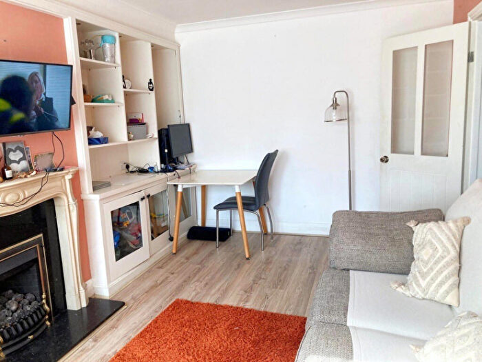 2 Bedroom Maisonette For Sale In Tollgate Road, London, E16