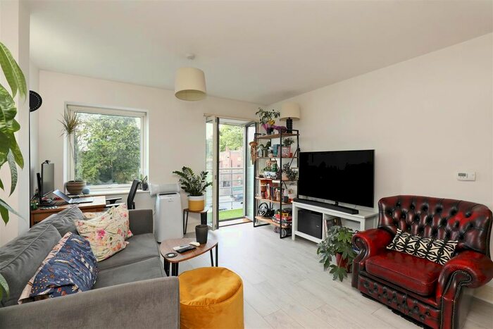 2 Bedroom Flat To Rent In Holford Way, London, SW15