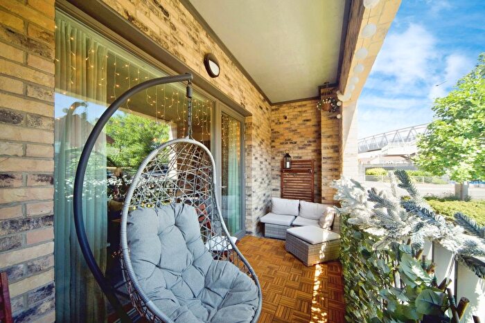 2 Bedroom Flat For Sale In Mahindra Way, Beckton, London, E6