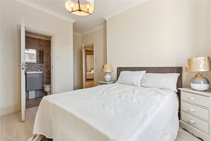 3 Bedroom Flat To Rent In Holland Road, Kensington, London, W14
