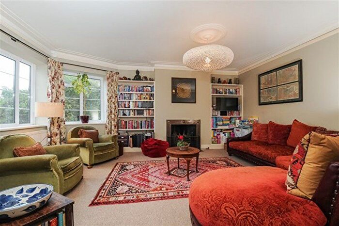 3 Bedroom Flat To Rent In Chester Close, Richmond, TW10