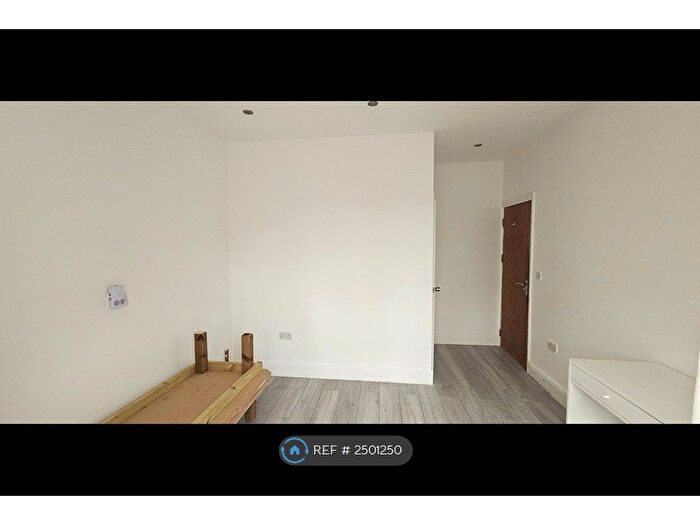 Studio To Rent In Lennox Gardens, London, NW10