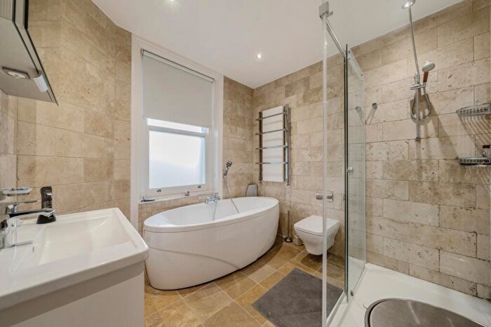 3 Bedroom Flat To Rent In Kidbrooke Grove London, SE3