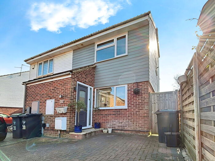 3 Bedroom Semi-Detached House For Sale In Rayfield Close, Barnston, Dunmow, CM6