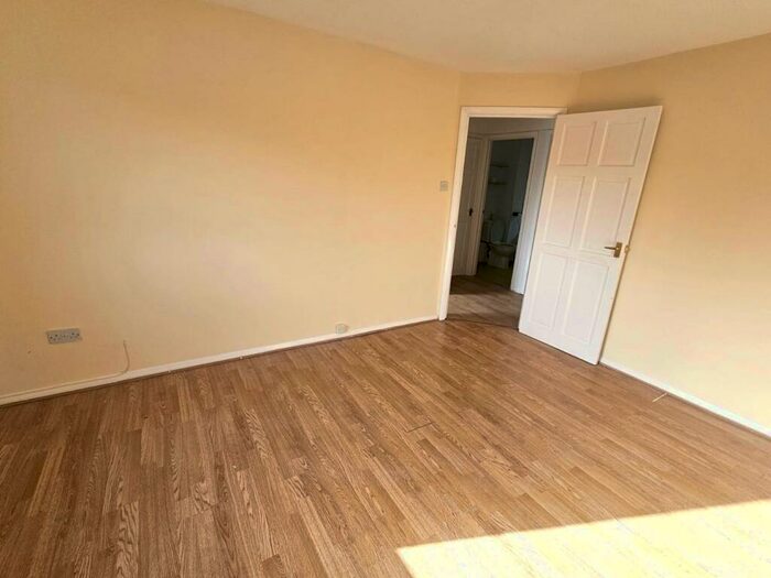 2 Bedroom Flat To Rent In Wentworth Avenue, Slough, SL2