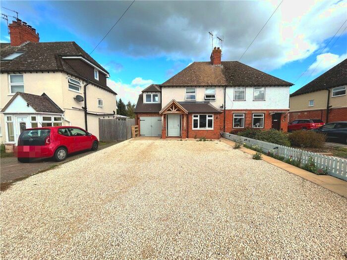 3 Bedroom Semi-Detached House For Sale In Mill Avenue, Broadway, WR12