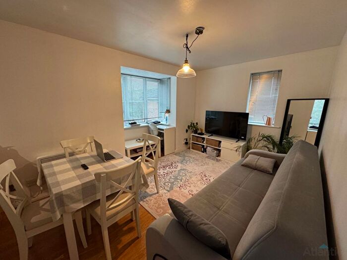 1 Bedroom Flat To Rent In Thurlow Close, Chingford, E4