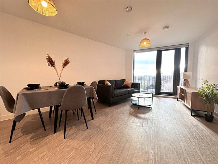 2 Bedroom Flat To Rent In The Landmark, Oldfield Road, Salford, M5