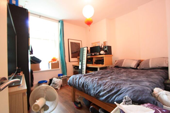3 Bedroom Flat To Rent In Clapham, SW8