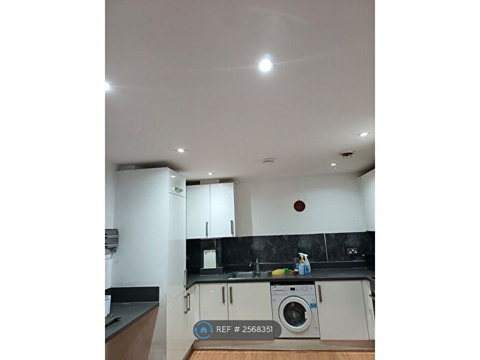 2 Bedroom Flat To Rent In Duke Court, Hounslow, TW3