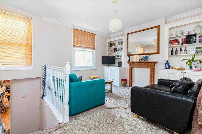 3 Bedroom Flat To Rent In Tremadoc Road, Clapham, London, SW4