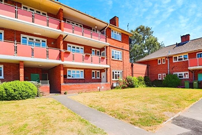 3 Bedroom Flat To Rent In Warstones Gardens, Wolverhampton, West Midlands, WV4