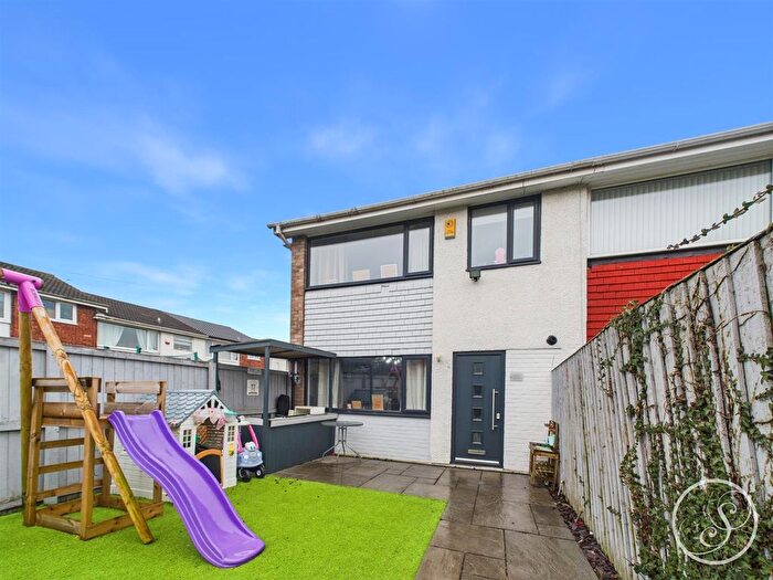 3 Bedroom End Terrace House For Sale In Nettleton Court, Leeds, LS15