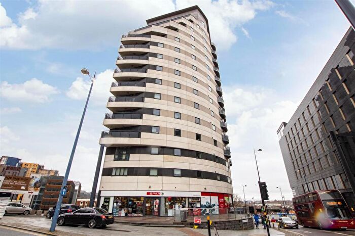 2 Bedroom Apartment To Rent In Masshouse Plaza, Birmingham, West Midlands, B5