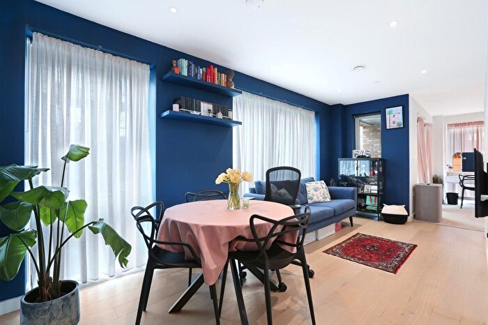 Studio For Sale In Wyndham Road, London, SE5