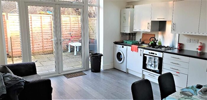 3 Bedroom Flat To Rent In Harringay Road, London, N15