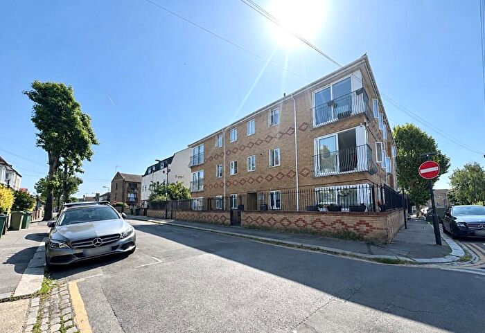 2 Bedroom Flat To Rent In Wakefield Court, Leyton, E10