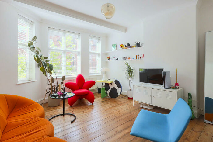 3 Bedroom Apartment To Rent In Haslemere Road, Crouch End, London, N8