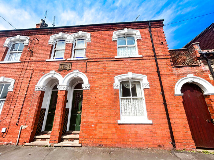 3 Bedroom Semi-Detached House For Sale In King Street, DN15