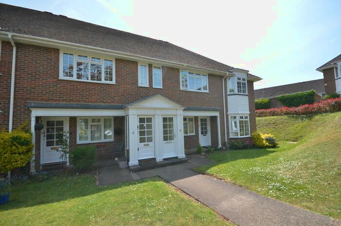 2 Bedroom Flat To Rent In Firgrove Court, Farnham, Surrey, GU9