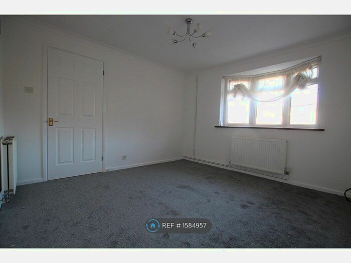 3 Bedroom Semi-Detached House To Rent In Wordsworth Close, Chatham, ME5