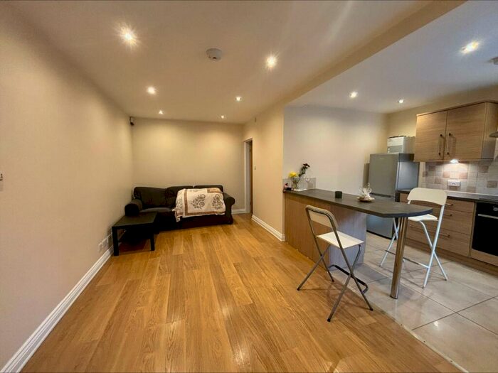 1 Bedroom Flat To Rent In Kirkstall Lane, Headingley, Leeds, LS6