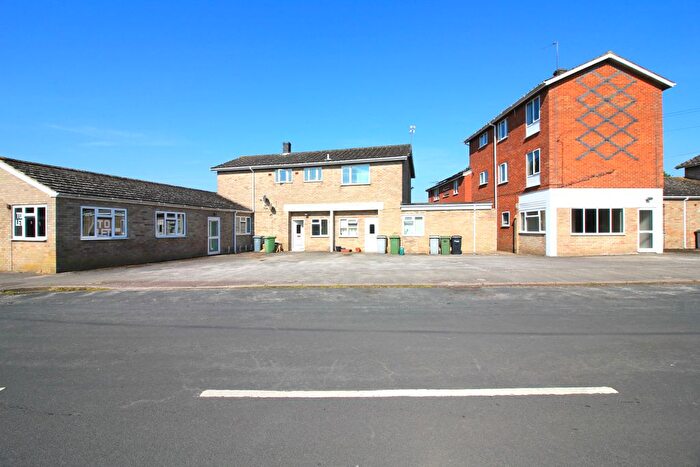 3 Bedroom Maisonette To Rent In Lingwood Gardens, Norwich, NR13