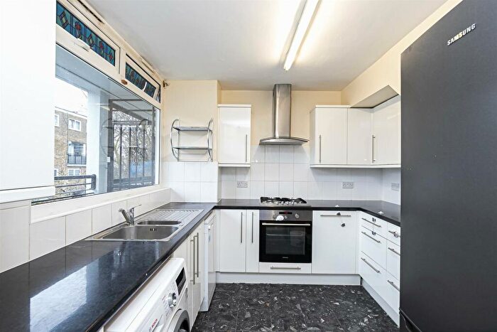 3 Bedroom Maisonette To Rent In Cambridge Heath Road, London, E1
