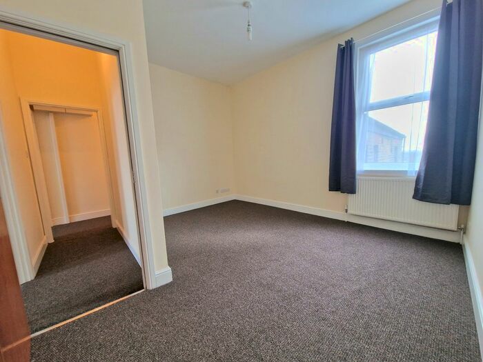 3 Bedroom Flat To Rent In Green Lanes, London, N13