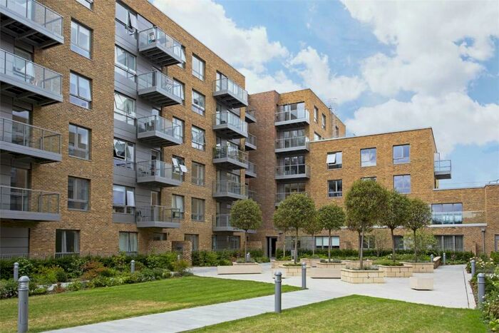 2 Bedroom Apartment To Rent In Lang Court, Smithfield Square, Hornsey, N8