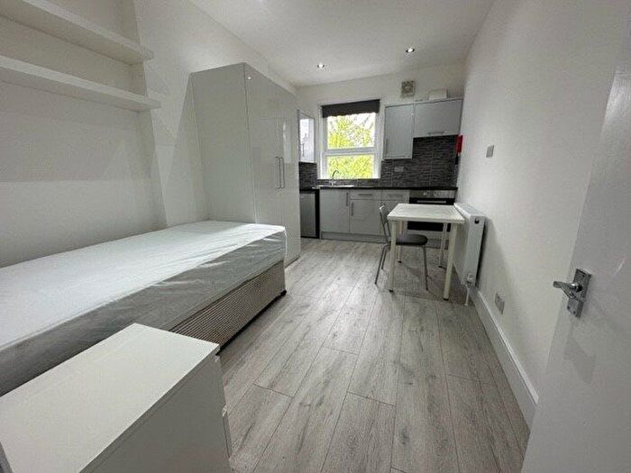 Studio To Rent In Fordwych Road, North West London, NW2