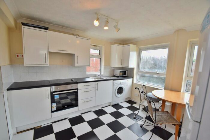 3 Bedroom Flat To Rent In Winnall, SO23