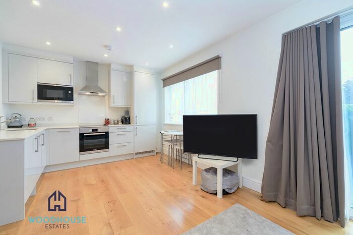 1 Bedroom Flat To Rent In Park Avenue, Bushey, WD23